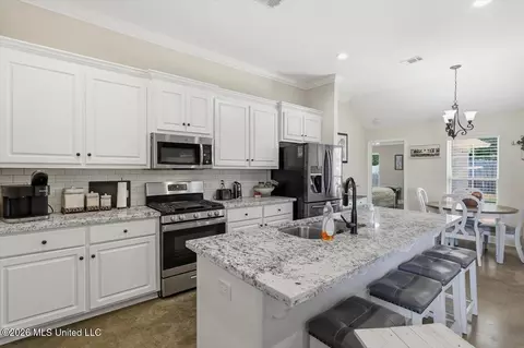 Kitchen - 987 Filmore Dr, Brandon, MS 39042 photo 2 of 2