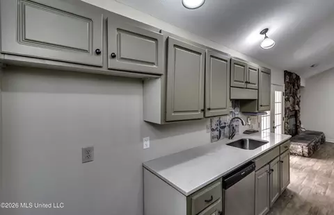 Kitchen - 1116 Benbrook Dr, Madison, MS 39110 photo 3 of 5