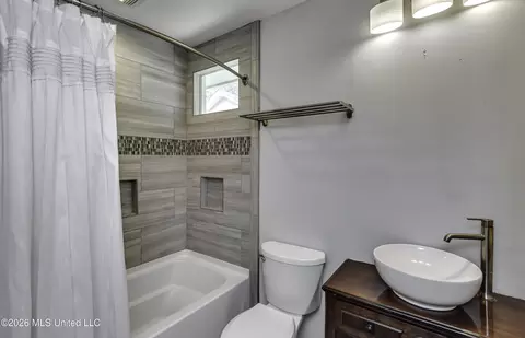 Bath - 1116 Benbrook Dr, Madison, MS 39110 photo 1 of 3