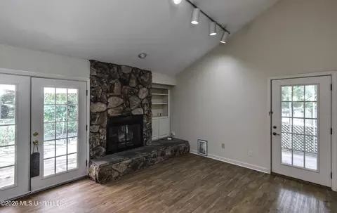 Living - 1116 Benbrook Dr, Madison, MS 39110 photo 3 of 5