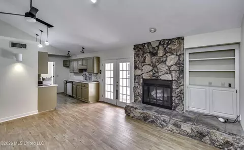 Living - 1116 Benbrook Dr, Madison, MS 39110 photo 4 of 5