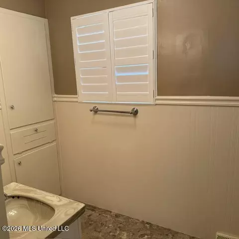 Bath - 1670 Wilhurst St, Jackson, MS 39211 photo 8 of 8