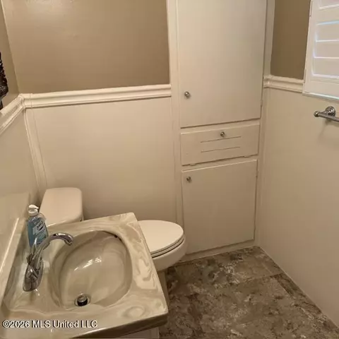 Bath - 1670 Wilhurst St, Jackson, MS 39211 photo 5 of 8