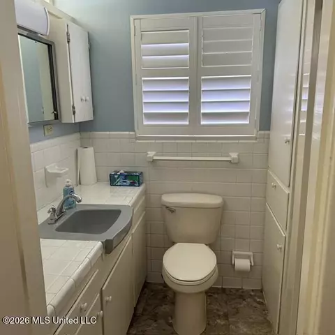 Bath - 1670 Wilhurst St, Jackson, MS 39211 photo 1 of 8