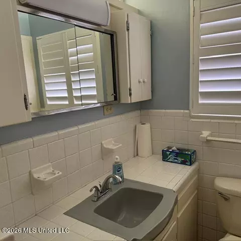 Bath - 1670 Wilhurst St, Jackson, MS 39211 photo 2 of 8