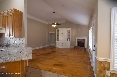 Living - 450 Fairfield Dr, Madison, MS 39110 photo 2 of 4