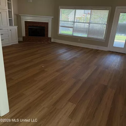 Living - 450 Fairfield Dr, Madison, MS 39110 photo 1 of 1