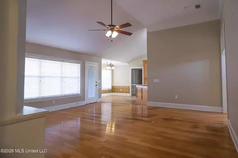 Living - 450 Fairfield Dr, Madison, MS 39110 photo 3 of 4