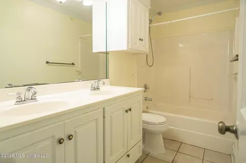 Bath - 450 Fairfield Dr, Madison, MS 39110 photo 2 of 2