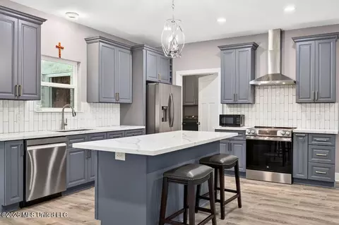 Kitchen - 5075 D W North Rd, Kiln, MS 39556 photo 2 of 5