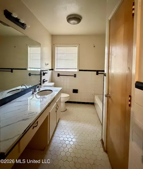Bath - 247 Dona Ave, Jackson, MS 39212 photo 1 of 2