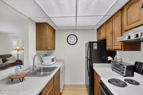 Kitchen - 134 Lakeside Villla, Diamondhead, MS 39525 photo 3 of 3