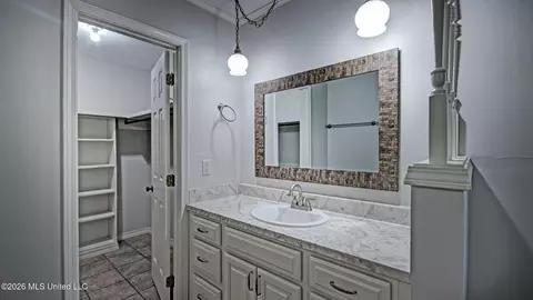 Bath - 708 Benwick Dr, Brandon, MS 39047 photo 2 of 3