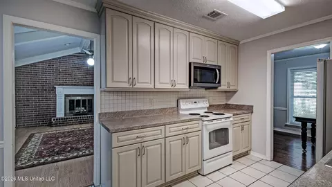 Kitchen - 708 Benwick Dr, Brandon, MS 39047 photo 3 of 3