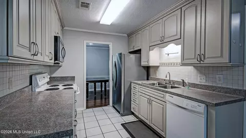 Kitchen - 708 Benwick Dr, Brandon, MS 39047 photo 2 of 3