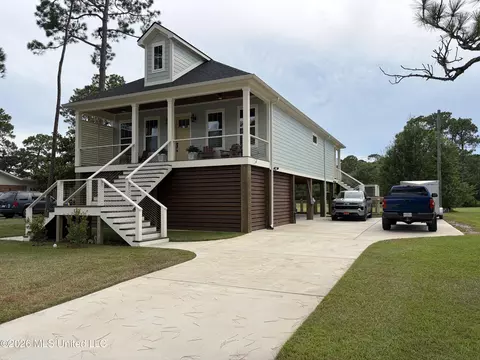 133 Fernwood Dr, Pass Christian, MS 39571