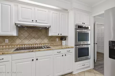Kitchen - 96 Summit Ridge Dr, Brandon, MS 39042 photo 3 of 5