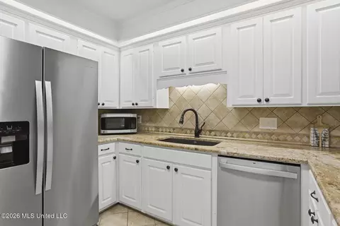 Kitchen - 96 Summit Ridge Dr, Brandon, MS 39042 photo 2 of 5