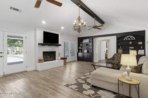 Living - 96 Summit Ridge Dr, Brandon, MS 39042 photo 2 of 3