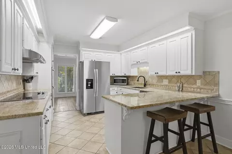 Kitchen - 96 Summit Ridge Dr, Brandon, MS 39042 photo 4 of 5