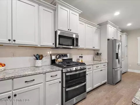 Kitchen - 722 Dudley Dr, Hernando, MS 38632 photo 3 of 5