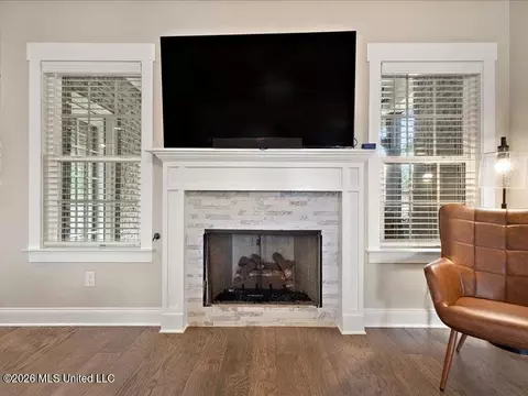 Living - 722 Dudley Dr, Hernando, MS 38632 photo 2 of 2