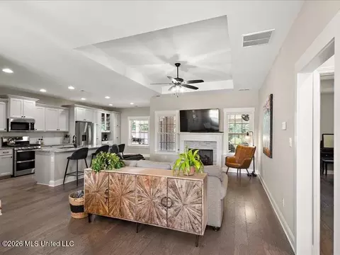 Entry Way - 722 Dudley Dr, Hernando, MS 38632 photo 2 of 5