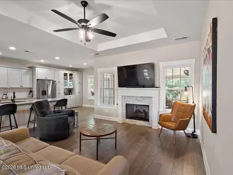 Living - 722 Dudley Dr, Hernando, MS 38632 photo 1 of 2