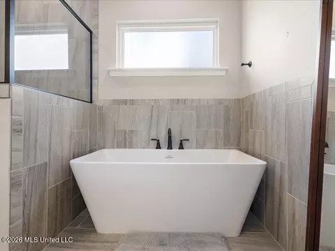 Bath - 722 Dudley Dr, Hernando, MS 38632 photo 3 of 8