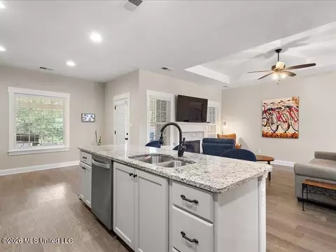 Kitchen - 722 Dudley Dr, Hernando, MS 38632 photo 2 of 5