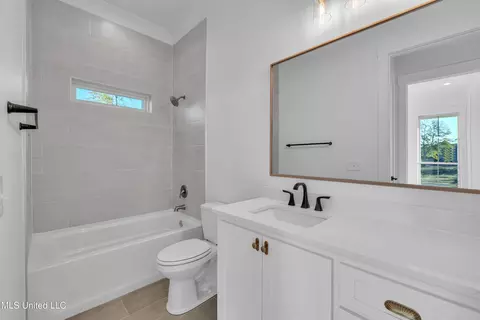 Bath - 800 Arbor Pt, Brandon, MS 39047 photo 1 of 8