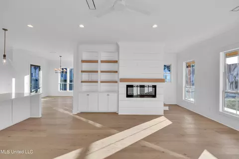 Living - 800 Arbor Pt, Brandon, MS 39047 photo 2 of 3