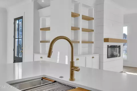 Kitchen - 800 Arbor Pt, Brandon, MS 39047 photo 3 of 4