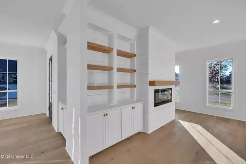 Living - 800 Arbor Pt, Brandon, MS 39047 photo 3 of 3
