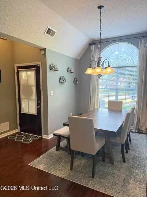 Entry Way - 5692 E Bedford Loop, Southaven, MS 38672 photo 2 of 3
