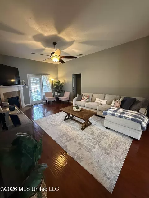 Living - 5692 E Bedford Loop, Southaven, MS 38672 photo 1 of 1