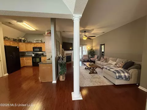 Entry Way - 5692 E Bedford Loop, Southaven, MS 38672 photo 1 of 3