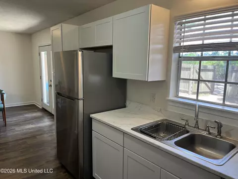 Kitchen - 121 Fairfax Cir #B, Brandon, MS 39047 photo 2 of 2