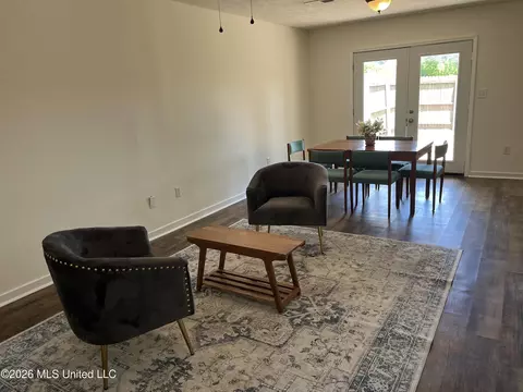 Living - 121 Fairfax Cir #B, Brandon, MS 39047 photo 1 of 1