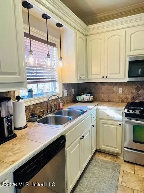 Kitchen - 406 Copper Ridge Dr, Florence, MS 39073 photo 4 of 5