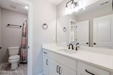 Bath - 5441 Grays Valley Dr, Hernando, MS 38632 photo 6 of 6