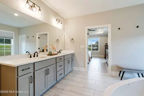 Bath - 5441 Grays Valley Dr, Hernando, MS 38632 photo 2 of 6