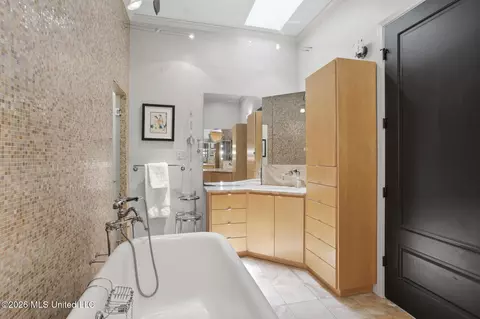 Bath - 1 Carlyle Pl, Jackson, MS 39216 photo 2 of 5