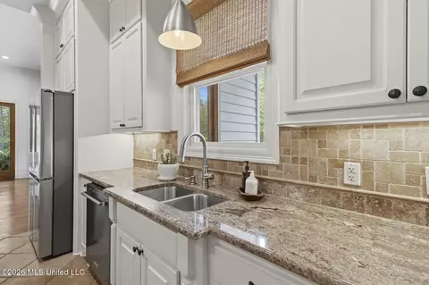 Kitchen - 100 Cedar Woods Dr, Madison, MS 39110 photo 7 of 10