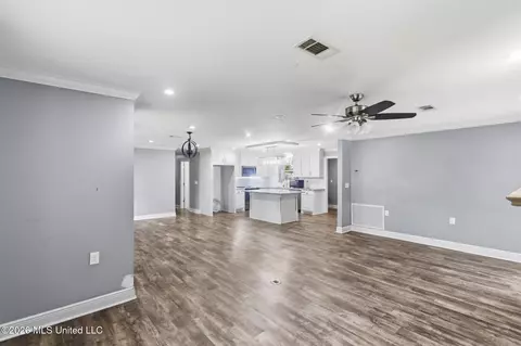 Living - 918 Zetus Rd, Brookhaven, MS 39601 photo 1 of 3