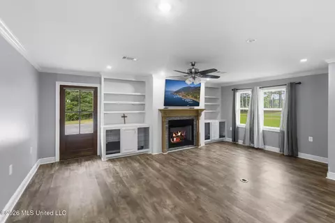 Living - 918 Zetus Rd, Brookhaven, MS 39601 photo 3 of 3