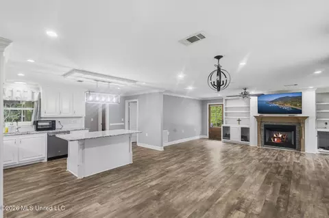 Living - 918 Zetus Rd, Brookhaven, MS 39601 photo 2 of 3