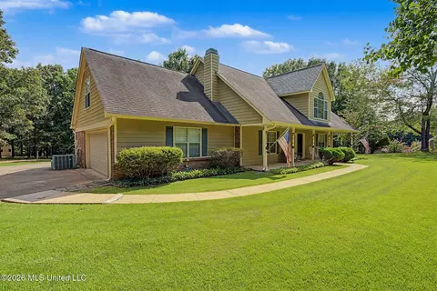 Exterior - 12985 Pine Crest Dr, Olive Branch, MS 38654 photo 4 of 17