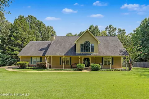 12985 Pine Crest Dr, Olive Branch, MS 38654