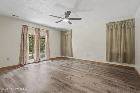 Living - 12985 Pine Crest Dr, Olive Branch, MS 38654 photo 4 of 5